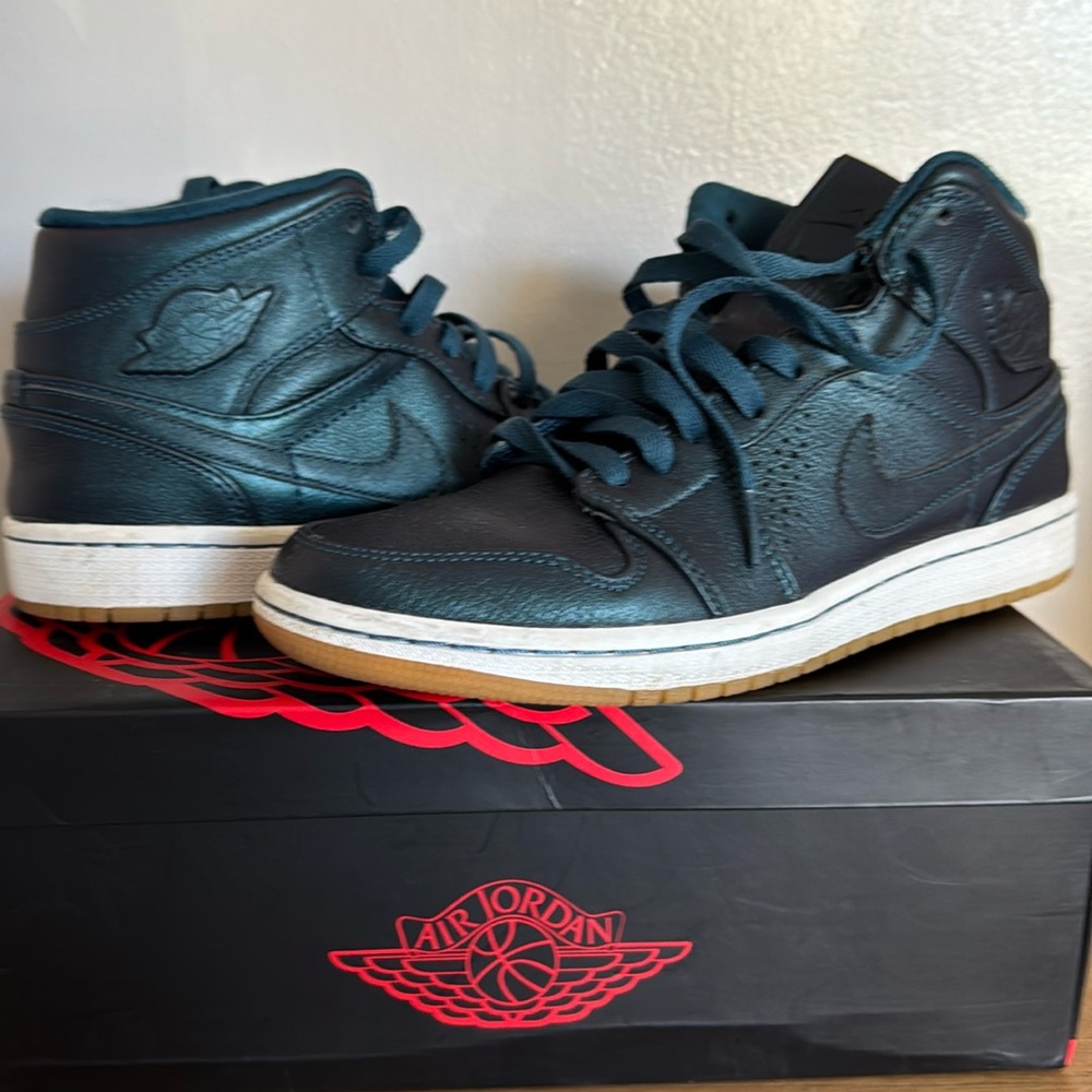 Jordan 1 Nouveau Space Blue Size 7.5 Mens